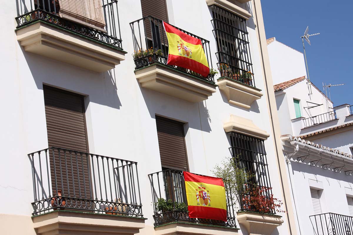 Las banderas están situadas en un gran número de balcones de las barriadas rondeñas.