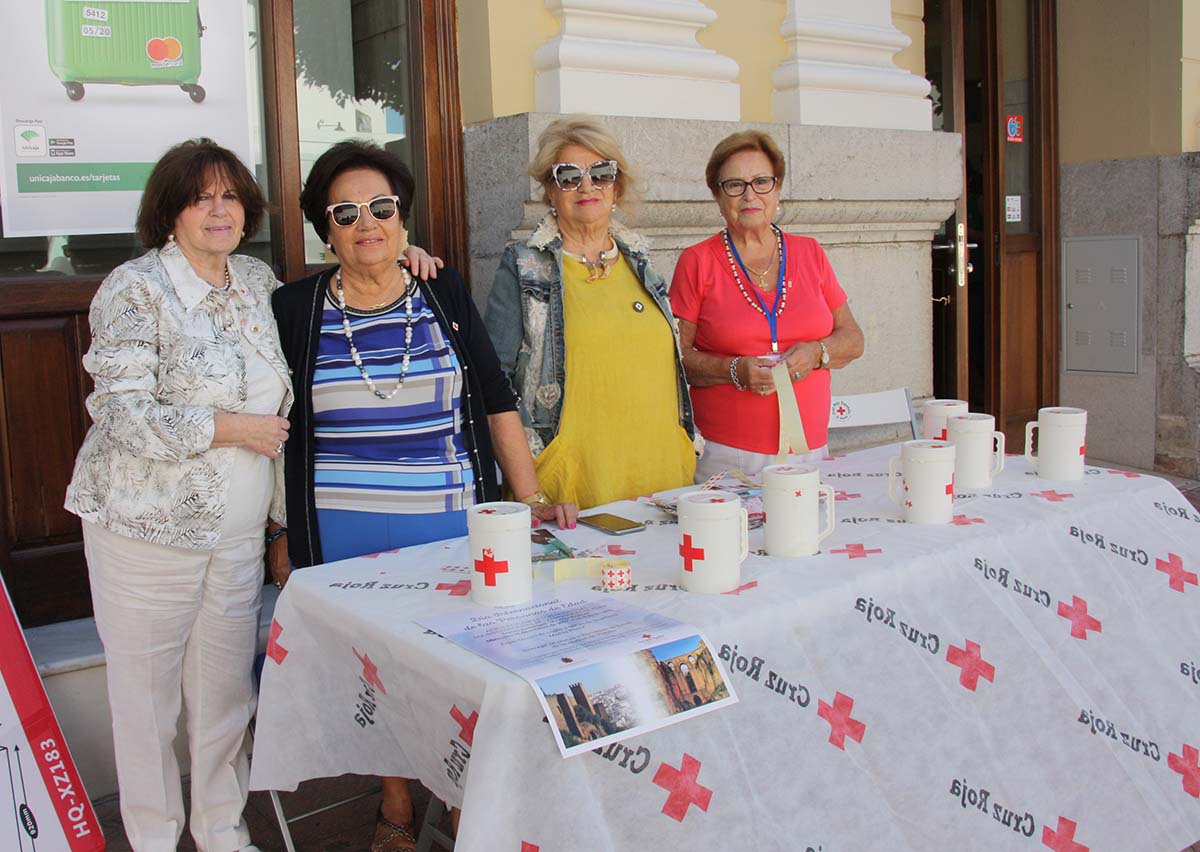Voluntarias en la mesa petitoria situada en la calle Virgen de la Paz. Foto Archivo.