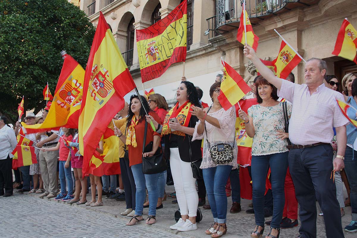 La concentración se ha mantenido esta tarde durante unos 30 minutos en el Ayuntamiento.