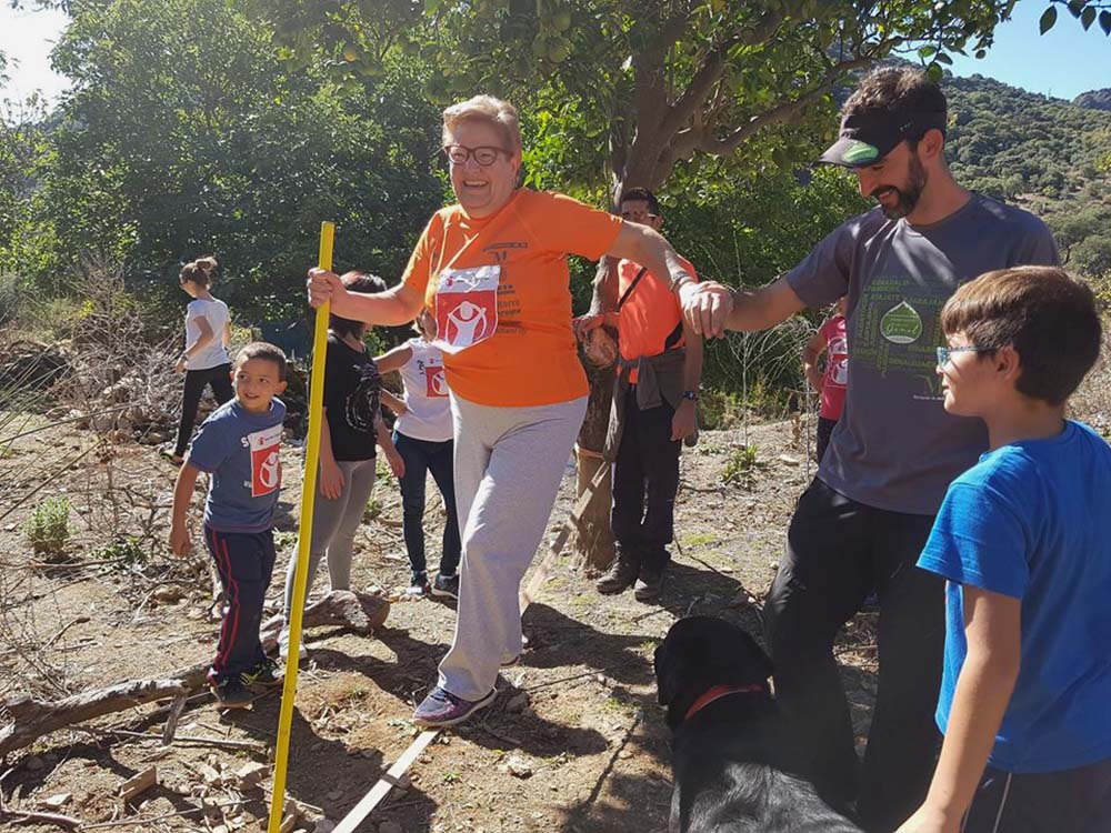 Una vecina supera una de las pruebas que se situaron en el camino.
