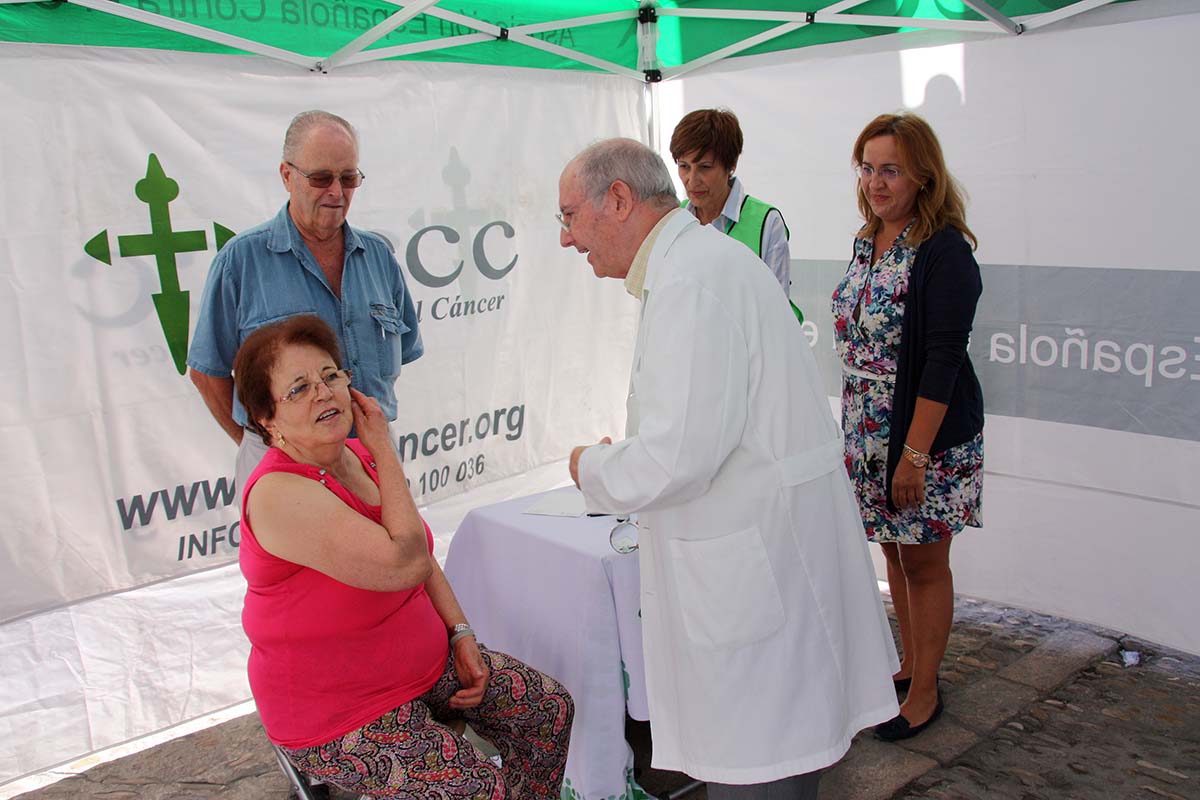 Un dermarólogo ha atendido a rondeños en una carpa situada en el paseo de Blas Infante.