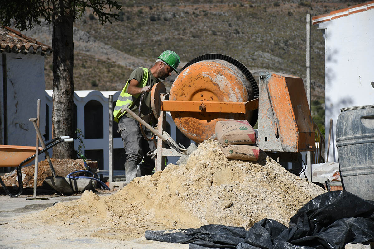 Los trabajos se están ejecutando en el cementerio municipal durante estos días.
