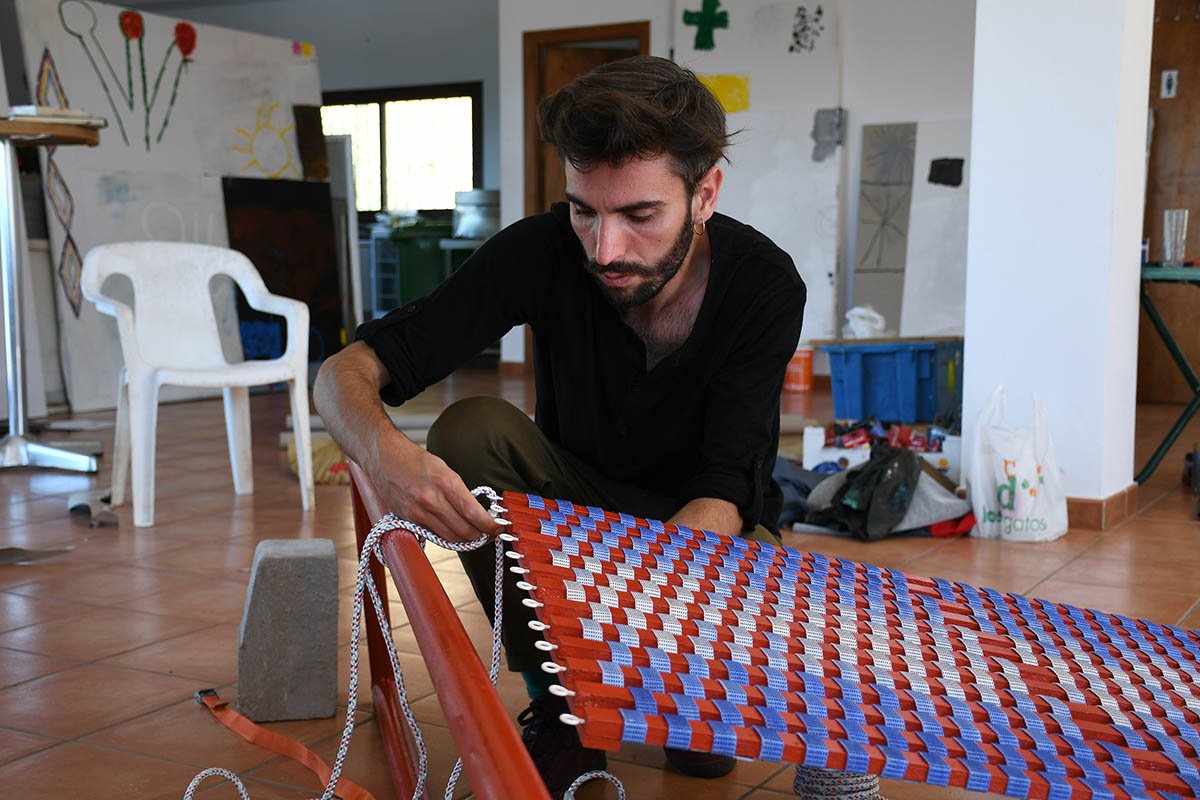 Uno de los cuatro artistas que participan en el proyecto realizando una de las obras.