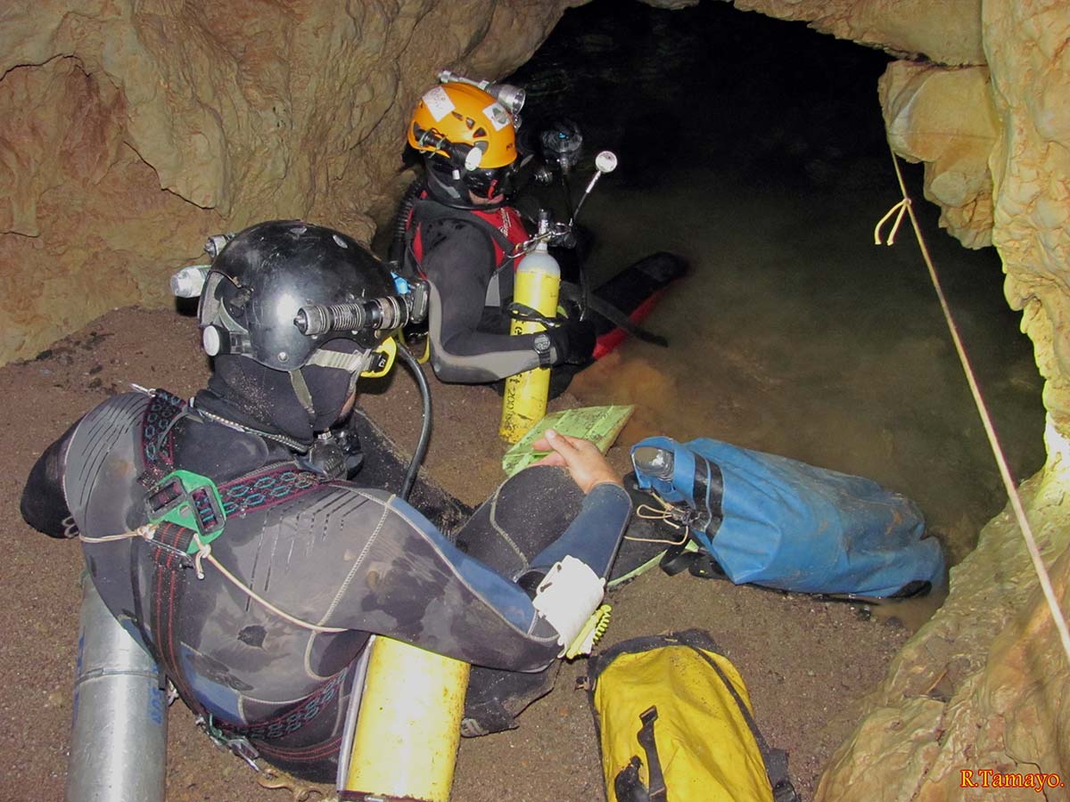 El suceso tuvo lugar en una cueva de Parauta mientras el espeleólogo estaba buceando. Foto R.TAMAYO