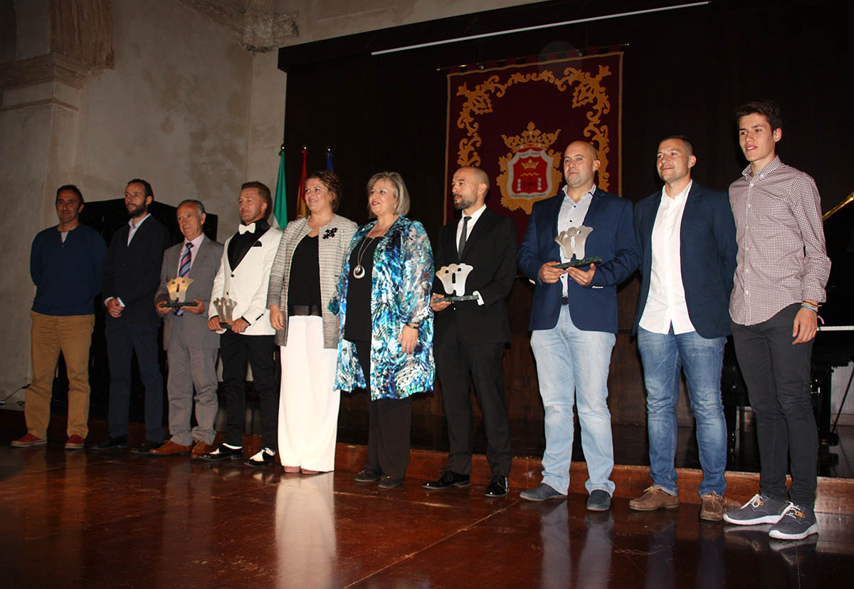 Las autoridades locales junto a los galardonados en la Gala del Turismo.