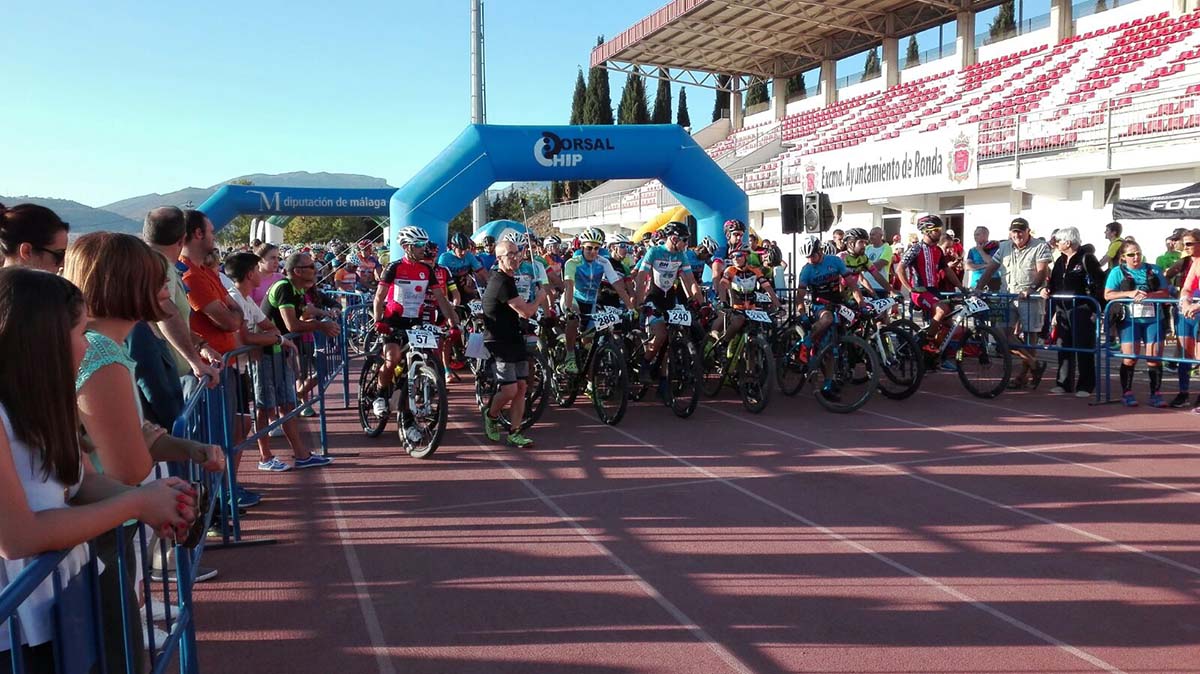 Momento en el que los ciclistas toman la salida en la carrera del homenaje a la Guardia Civil.