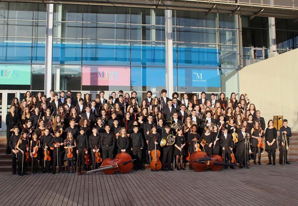 Todos los componentes de la Joven Orquesta Provincial de Málaga en las puertas de la Diputación.