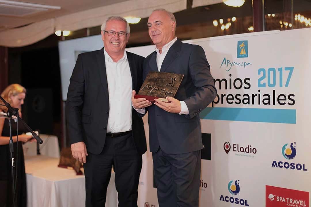 El empresario Juan Canca, a la derecha, recibiendo el galardón en una gala celebrada en San Pedro de Alcántara.