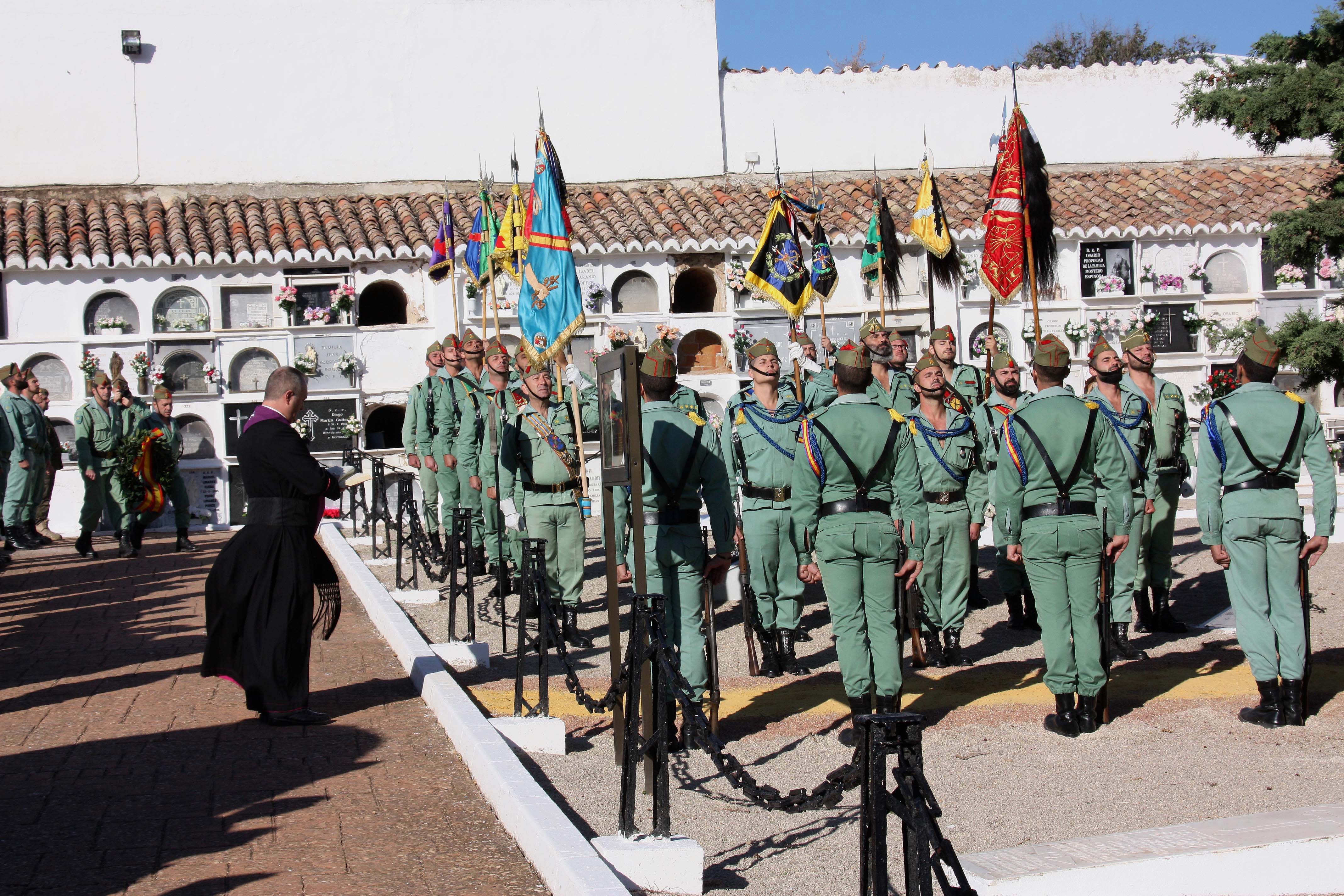 Formación de guiones y banderines en el cementerio de San Lorenzo.