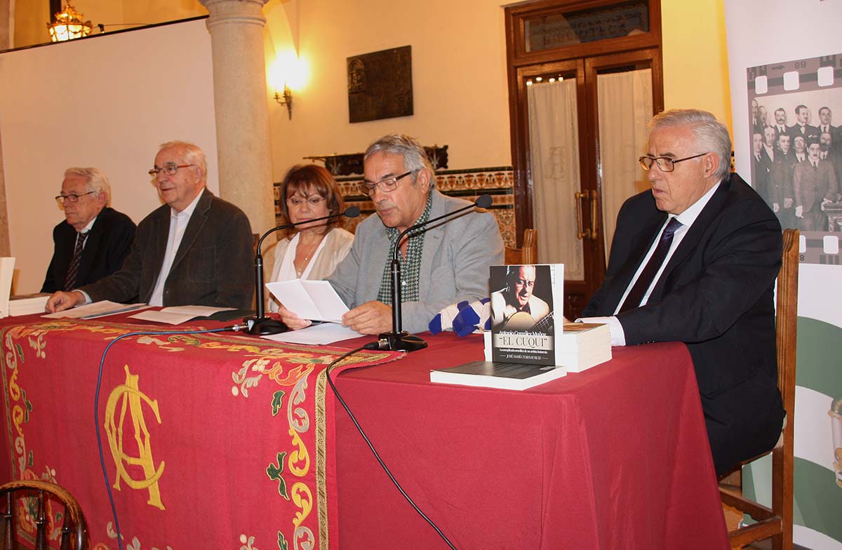 Antoniio González 'El Cuqui' a la derecha de la imagen durante la presentación del su libro.