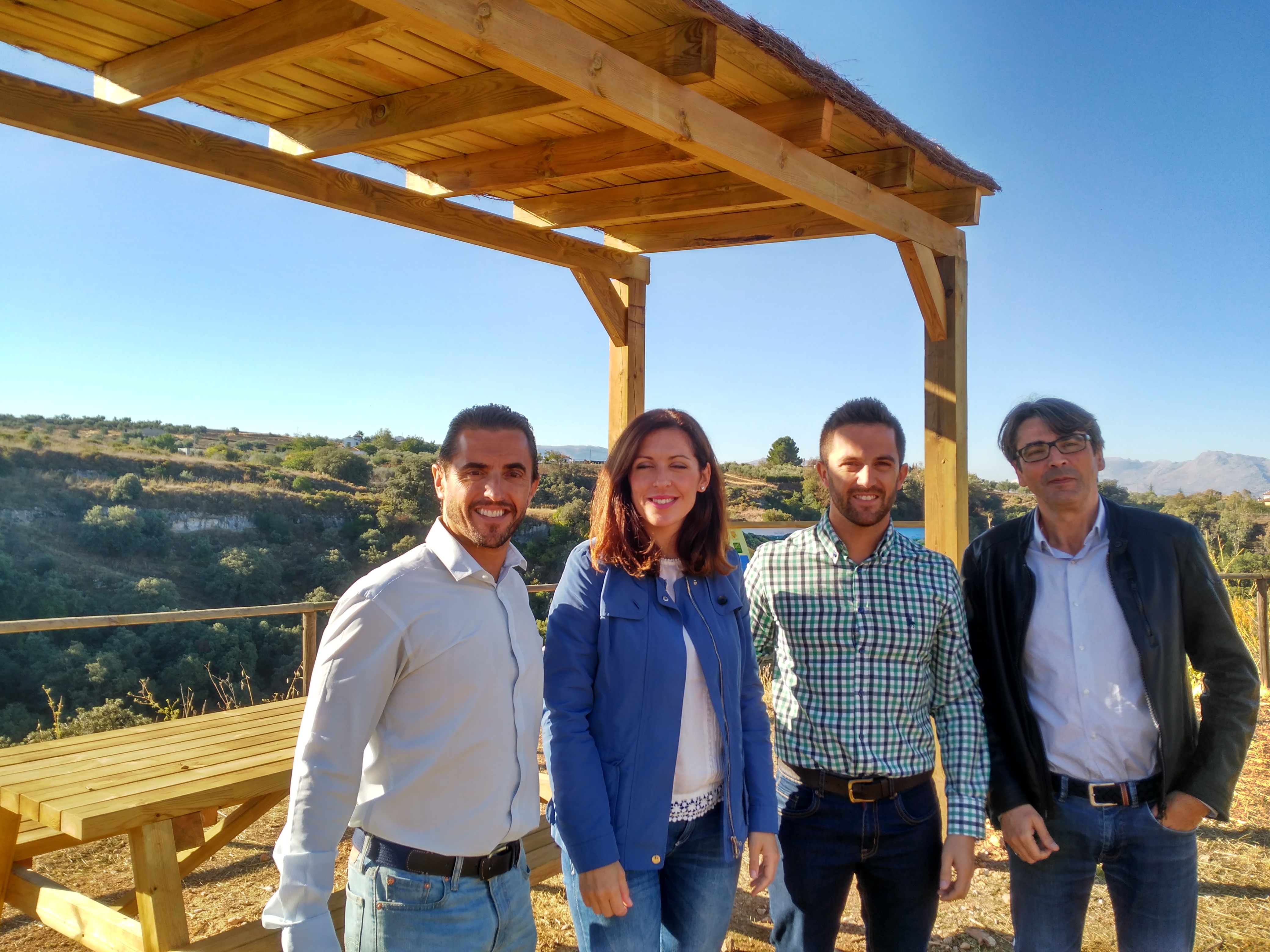 La diputada de Medio Ambiente junto al alcalde, el concejal de Medio Ambiente y un diputado provincial.