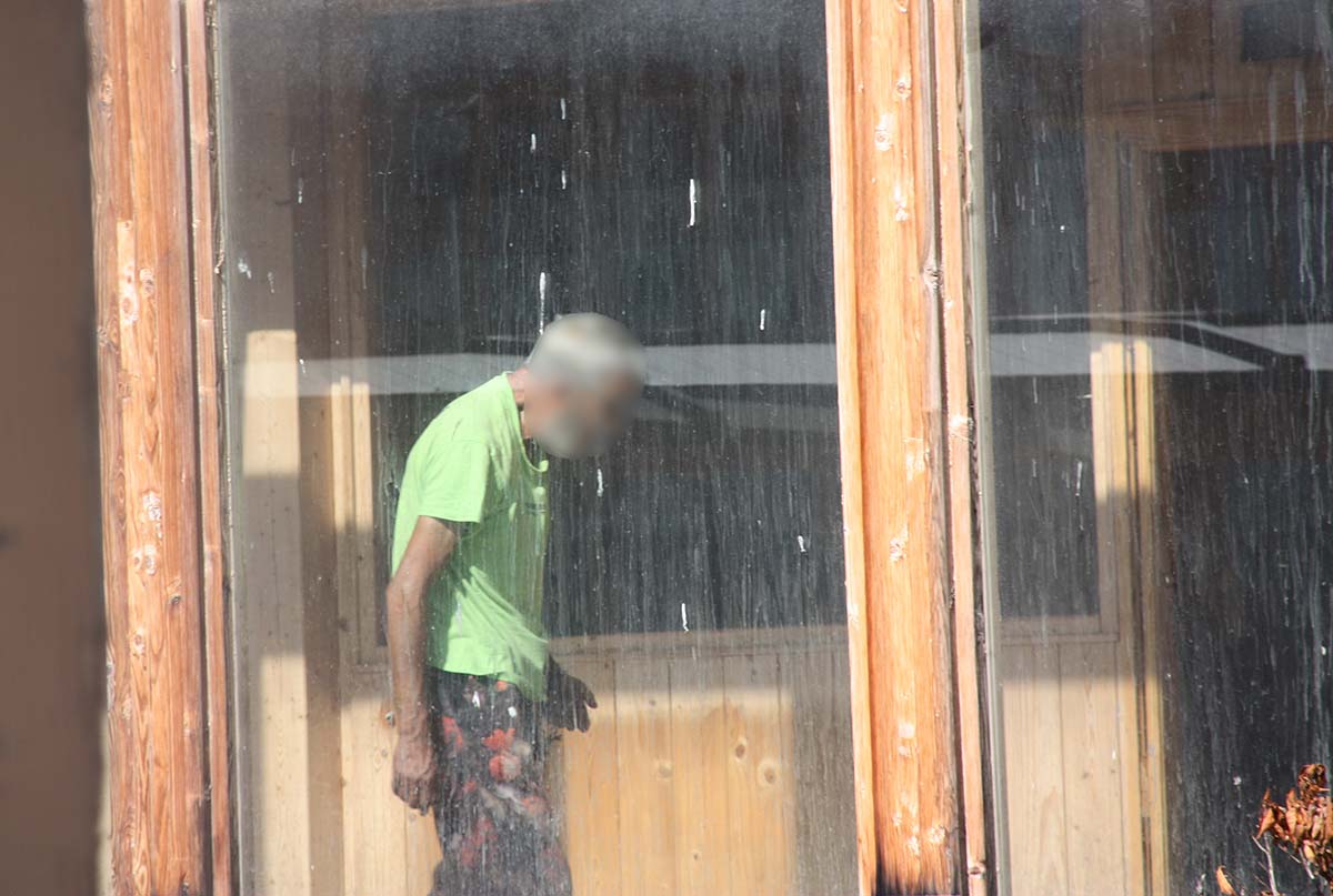 Un hombre de avanzada edad es una de las personas que viven de forma infrahumana en el edificio.