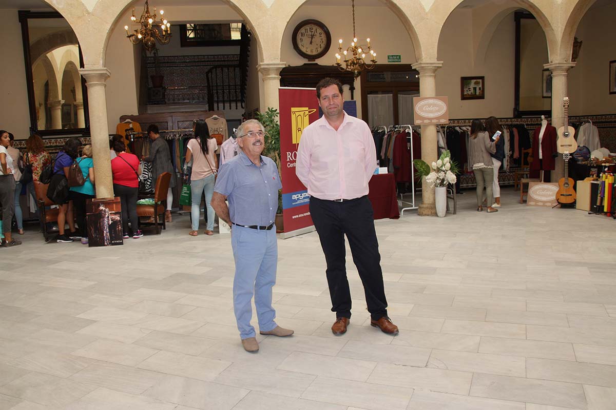 El secretario de Apymer y el gerente del Casino han inaugurado la feria comercial.