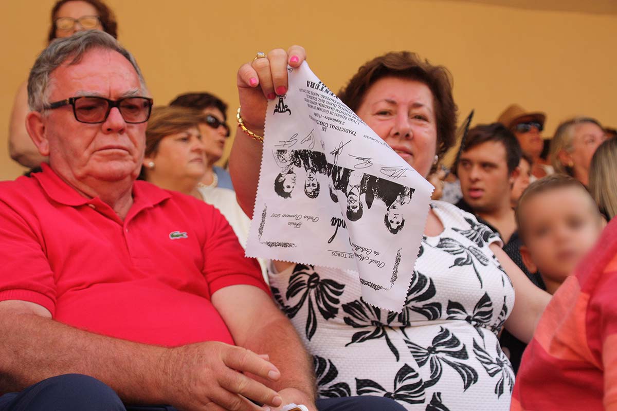 Los pañuelos se repartieron entre los asistentes a la Goyesca y a la corrida de Rejones de la Feria.