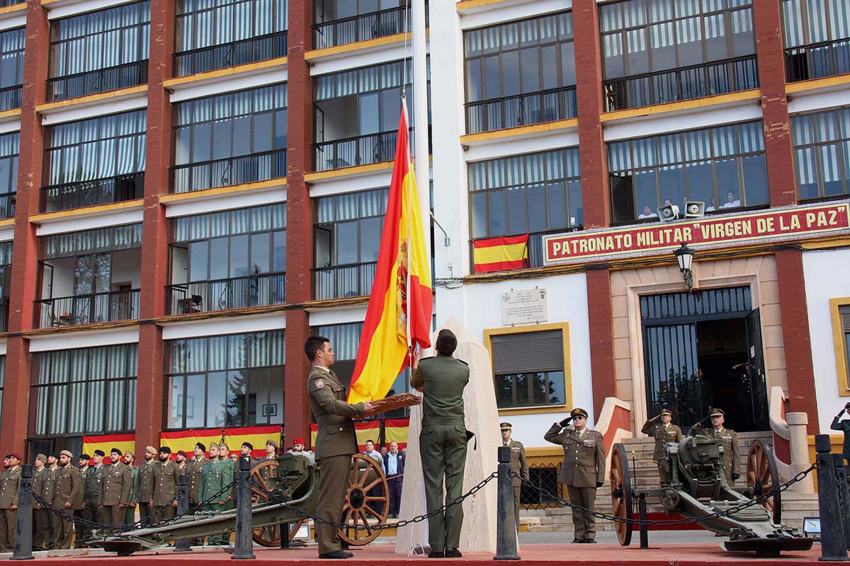 Momento en el que se ha izado la bandera de España durante el acto castrense.