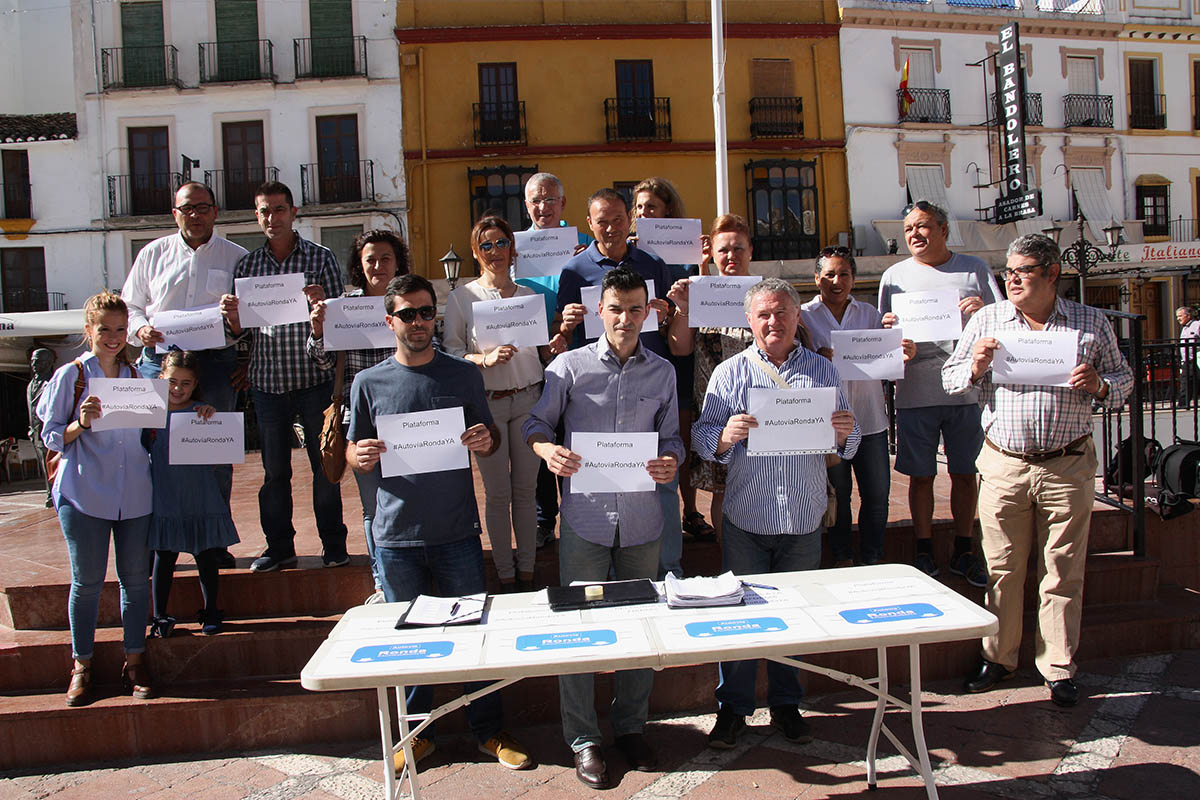 Los promotores y algunos ciudadanos han presentado de forma oficial la Plataforma pro autovía.