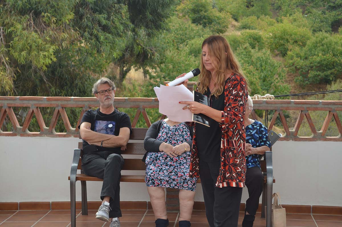 El recital de poesía tuvo lugar en la terraza de la residencia de Faraján.