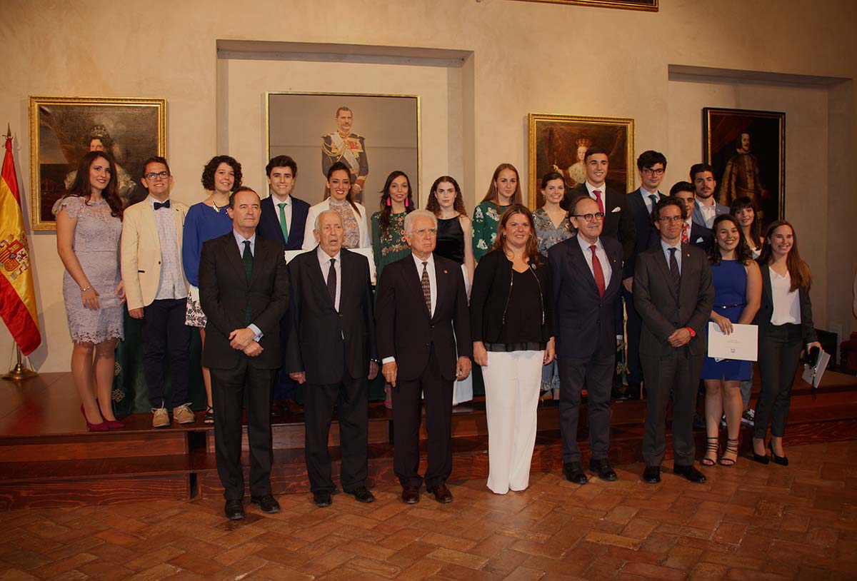 Responsables de la Maestranza con los estudiantes con los mejores expedientes académicos.