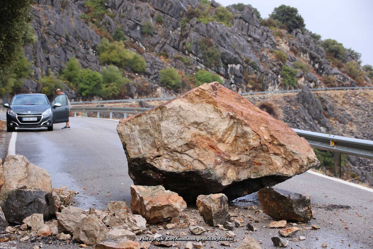 La roca se ha desprendido con motivo de las intensas lluvias de la jornada, Foto Karl Smallman.