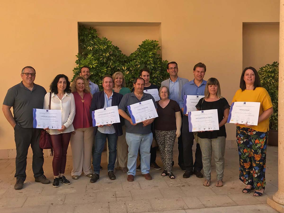 Las autoridades de la Junta y del Ayuntamiento con los empresarios reconocidos.