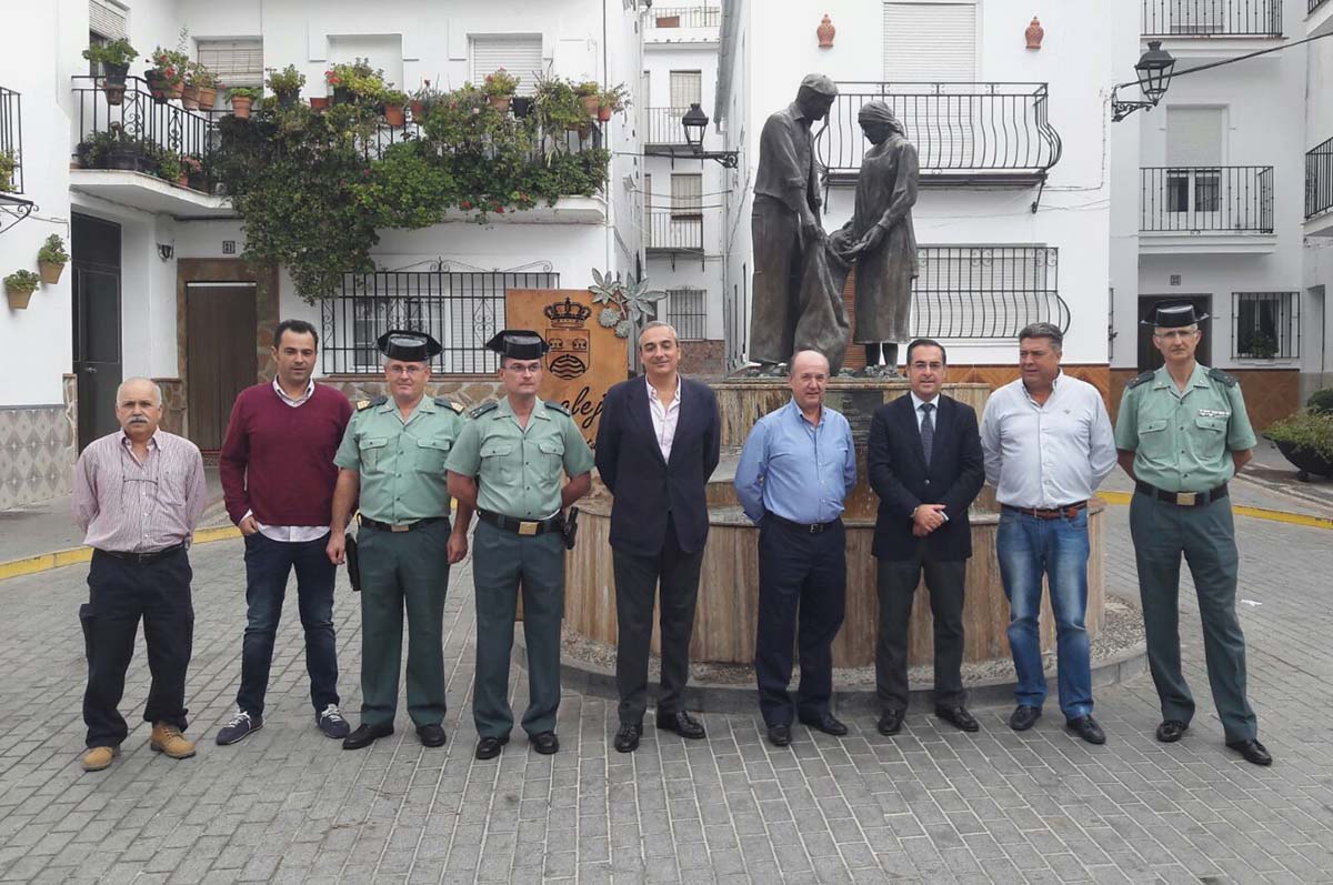El subdelegado del Gobierno junto a responsables de cuerpos de seguridad, alcaldes y concejales del Genal.