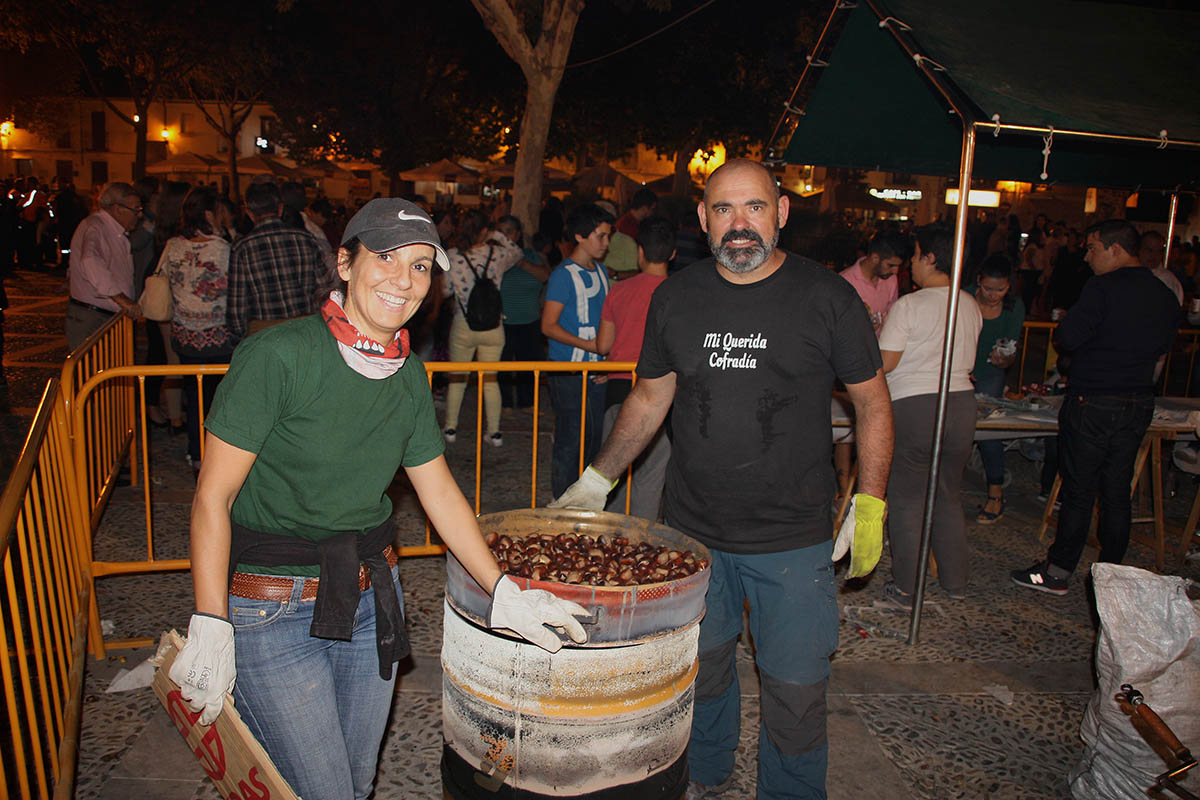 La Hermandad del Santo Entierro mantiene la tradición del tostón de castañas con motivo de Todos Los Santos.