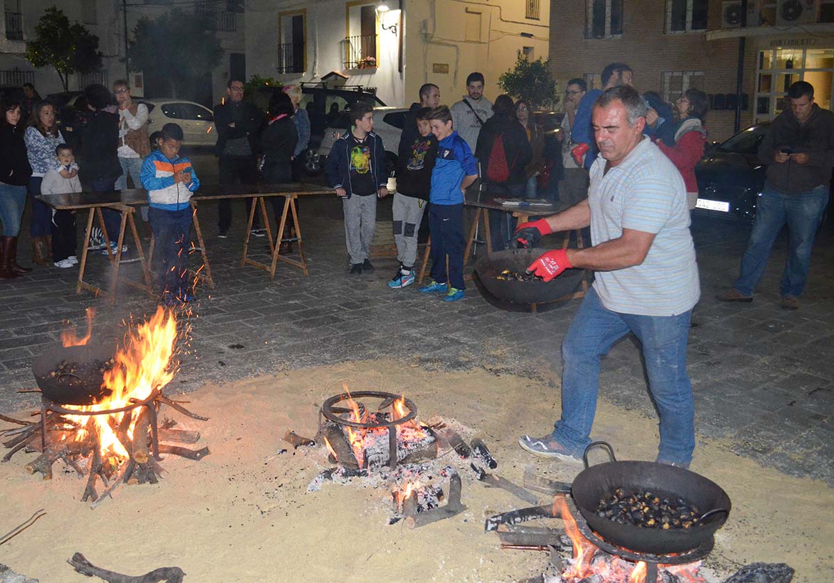 Todos los vecinos colaboran en la realización del tostón de castañas.