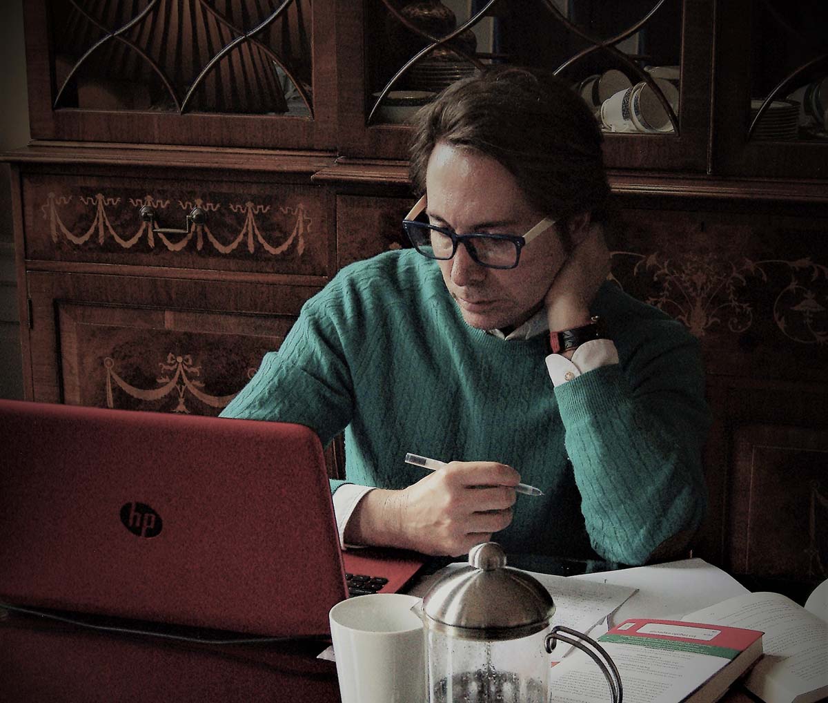 Domingo Terroba en su estudio escribiendo uno de sus trabajos literarios.