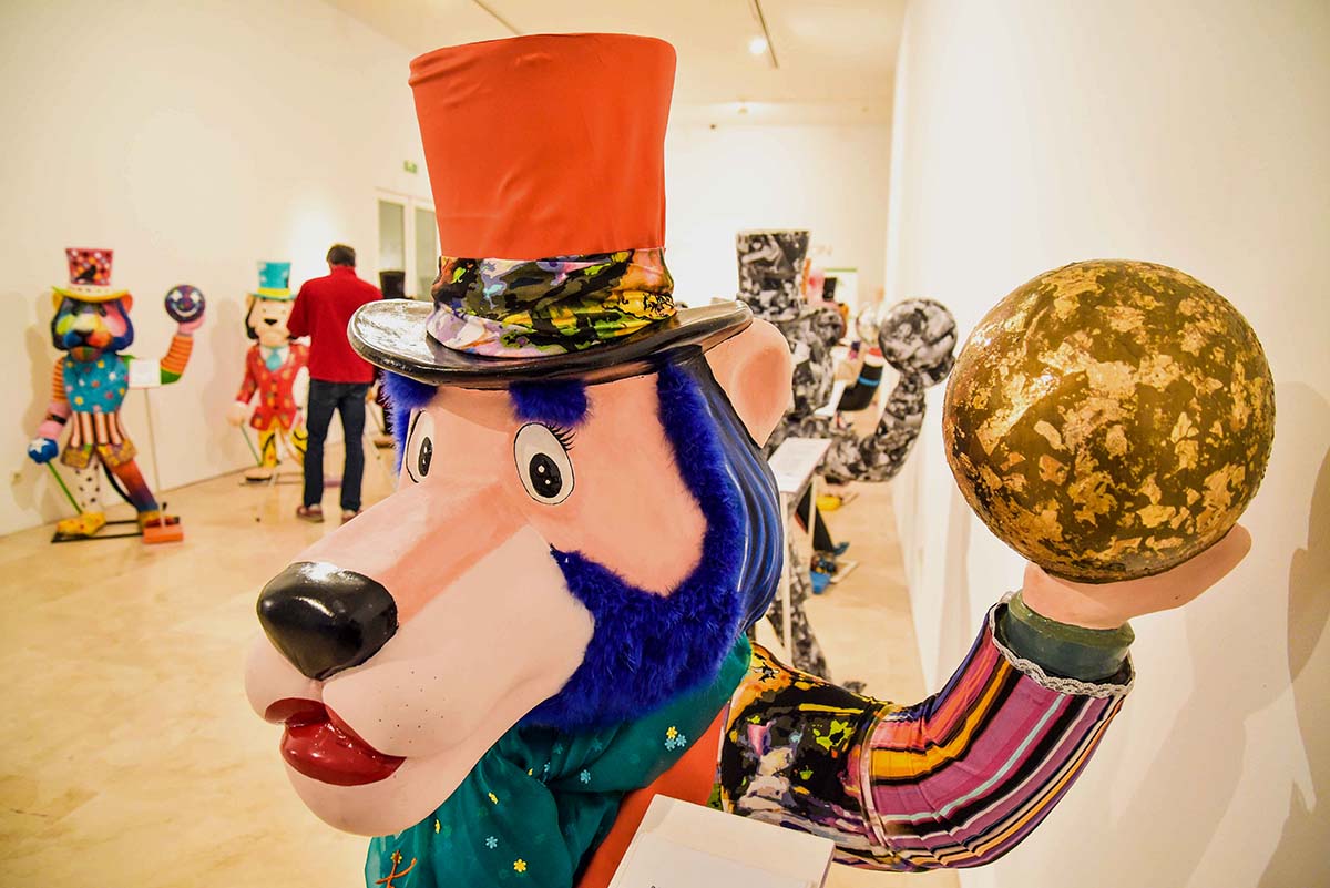Treinta figuras de Willy Fog conforman la singular exposición.