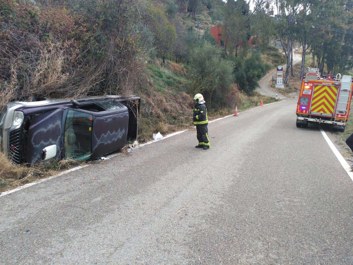 Una mujer resulta herida leve tras volcar el coche en el que viajaba en el término de Benadalid