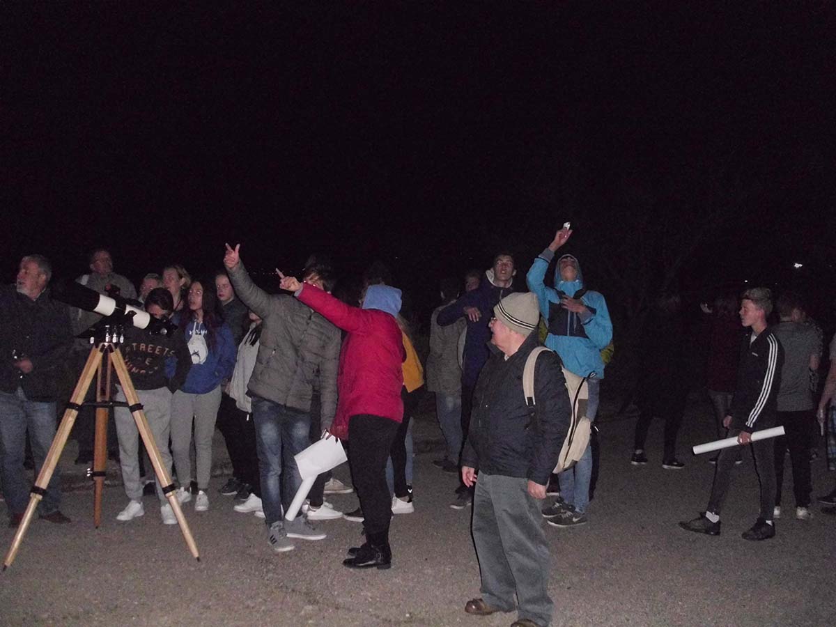 La Asociación ‘Abbás Ibn Firnás’ lleva la astronomía bilingüe al Instituto Fuente Grande de Alcalá del Valle