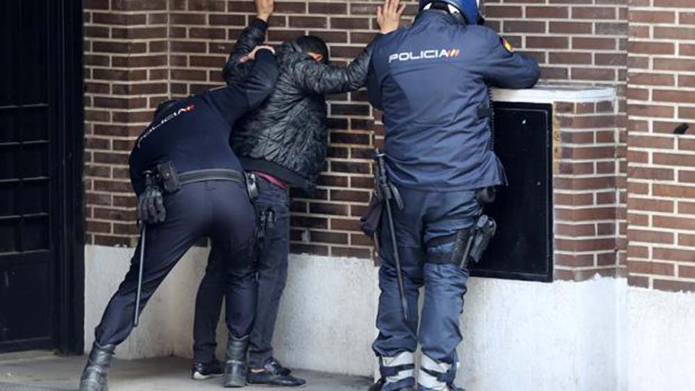 Desmantelan dos puntos de venta de drogas en un barrio de Ronda y detienen a cuatro personas