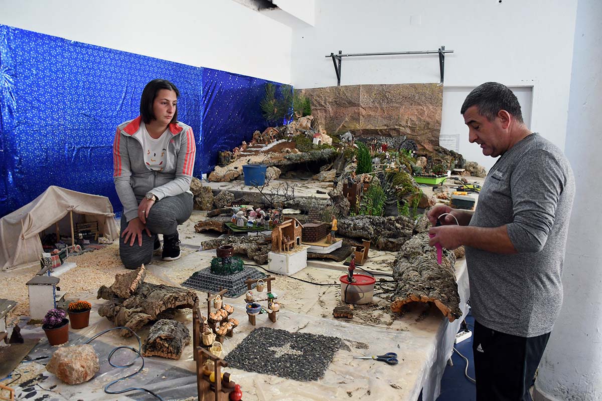 Sara y su padre Dionisio en el gran Belén que están situando en Alpandeire.