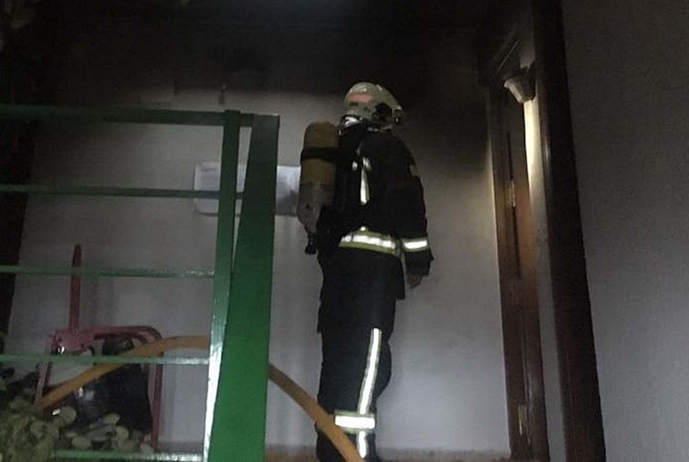 Imagen de archivo de una reciente actuación de los bomberos en una vivienda de Ronda.
