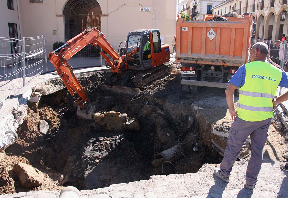 La excavación en el tablero ya ha superado los cinco metros de profundidad.