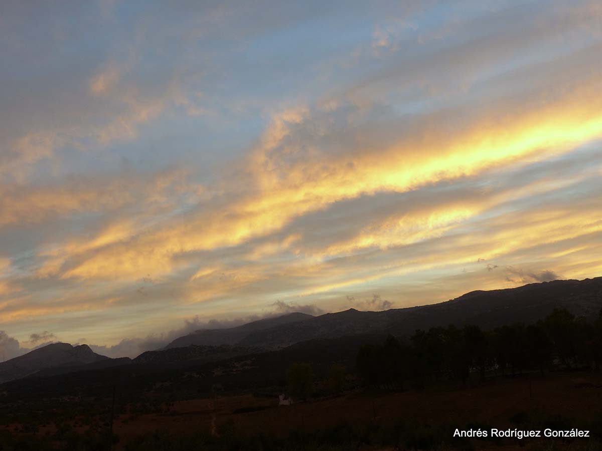 Las nubes, aunque poco amenazantes, ya empiezan a asomarse en la Serranía. Foto Andrés Rodríguez.