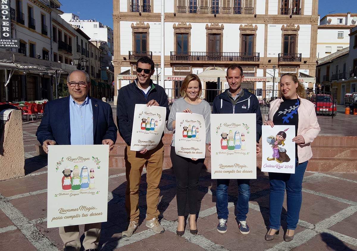 Las tres personas designadas como Reyes Magos, la Cartera Real y la concejal de Fiestas.