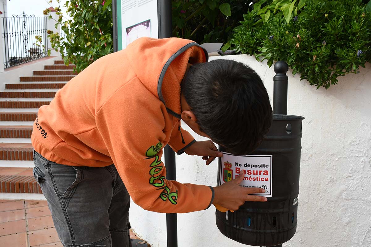 El Ayuntamiento ha situado carteles informativos en papeleras y en contenedores de basura.