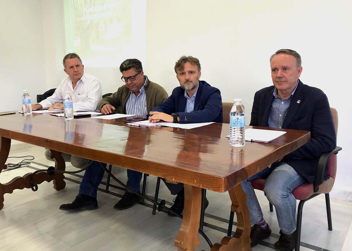 El consejero de Medio Ambiente, José Fiscal, ha visitado este martes Pujerra para explicar el plan de actuación.