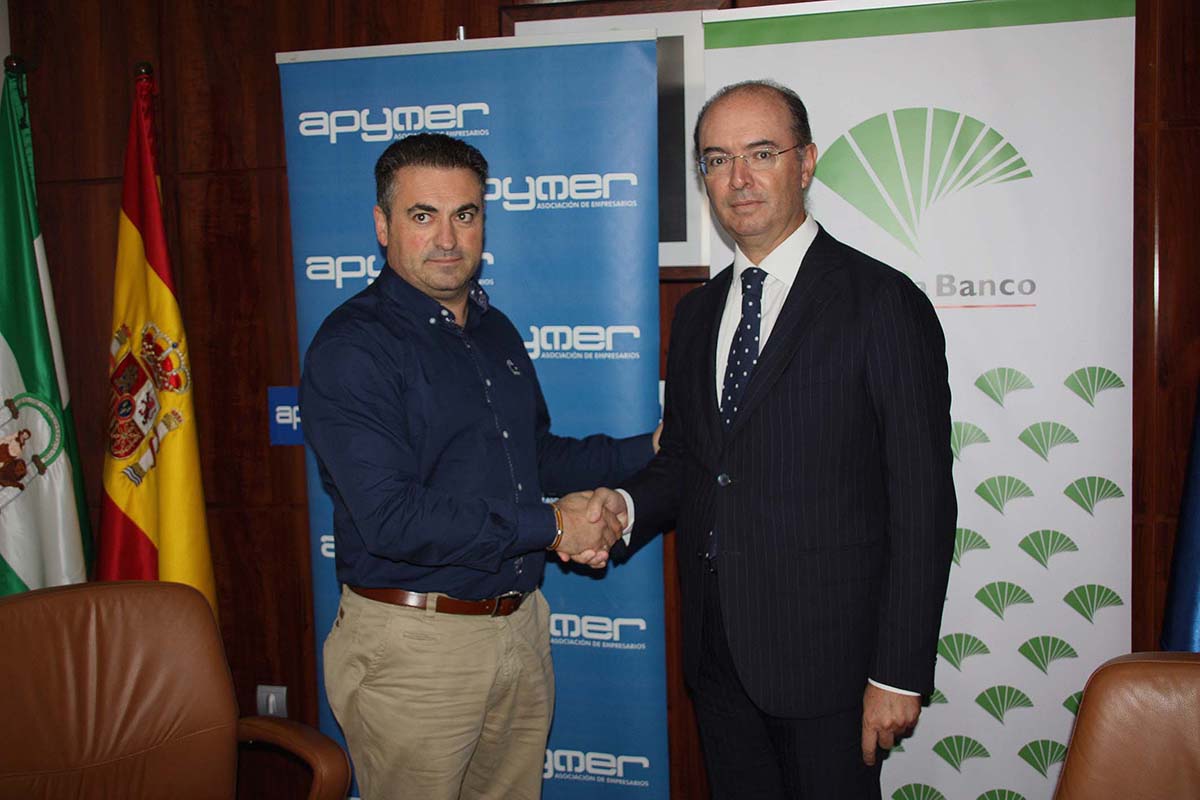 El presidente de Apymer, Miguel Claros, y el director territorial de Unicaja, José Manuel Alba en la firma del convenio,