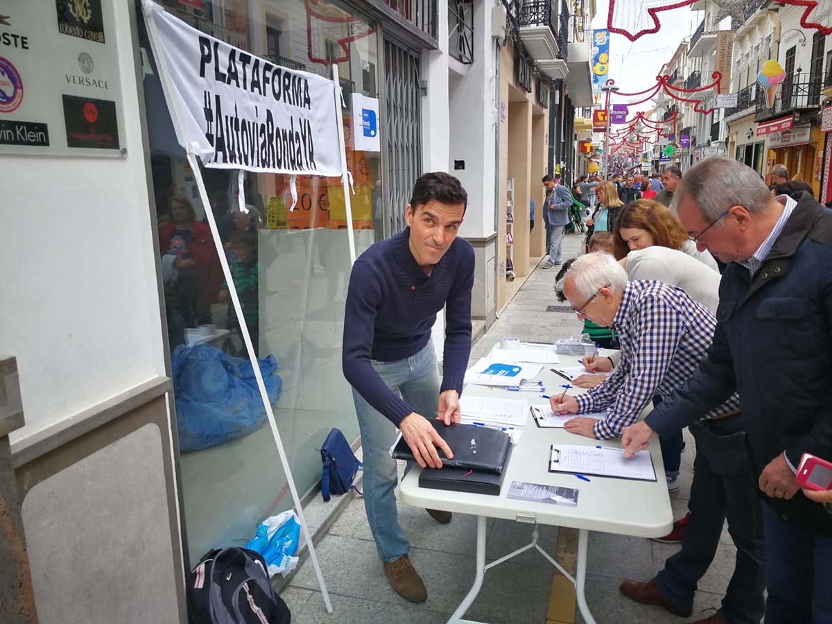 La mesa de recogida de firmas se ha situado en la carrera Espinel.