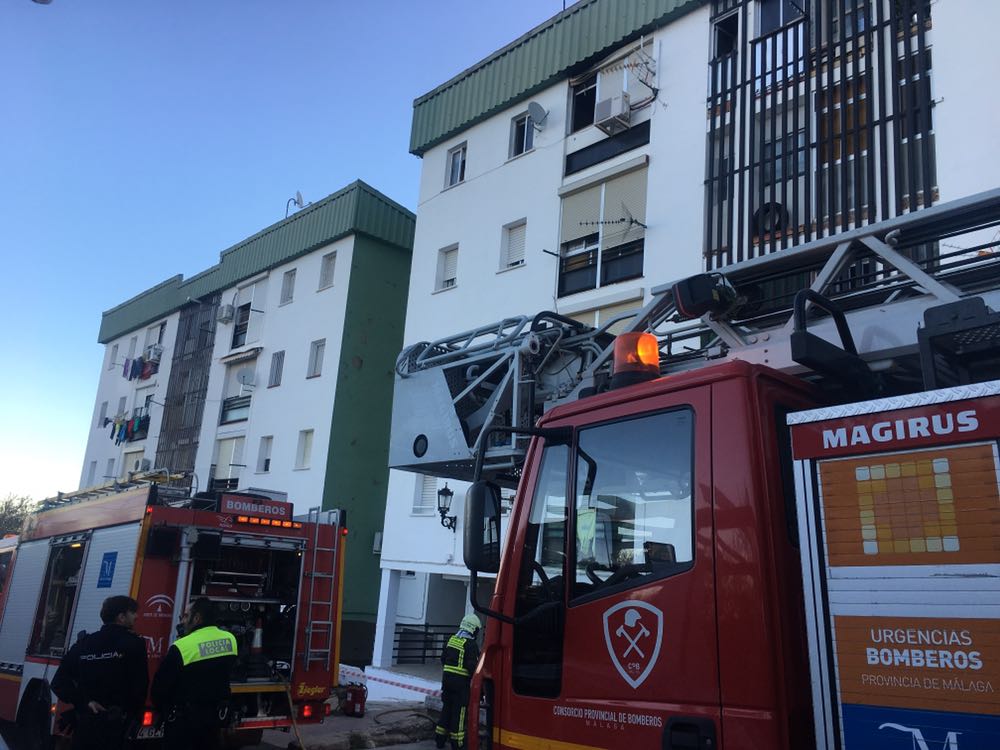 El fuego se ha declarado en un bloque de viviendas de la barriada de El Fuerte.