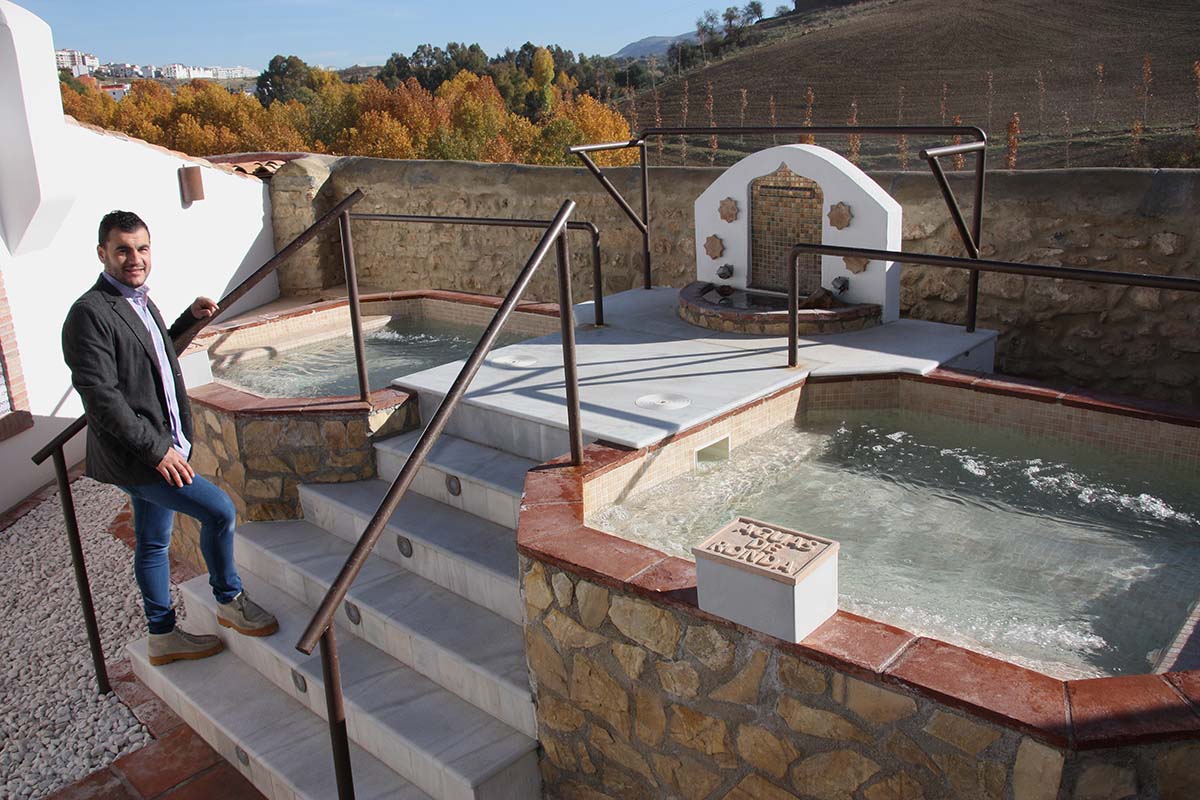 El gerente, Juan Manuel Márquez, muestra la piscina climatizada al aire libre.