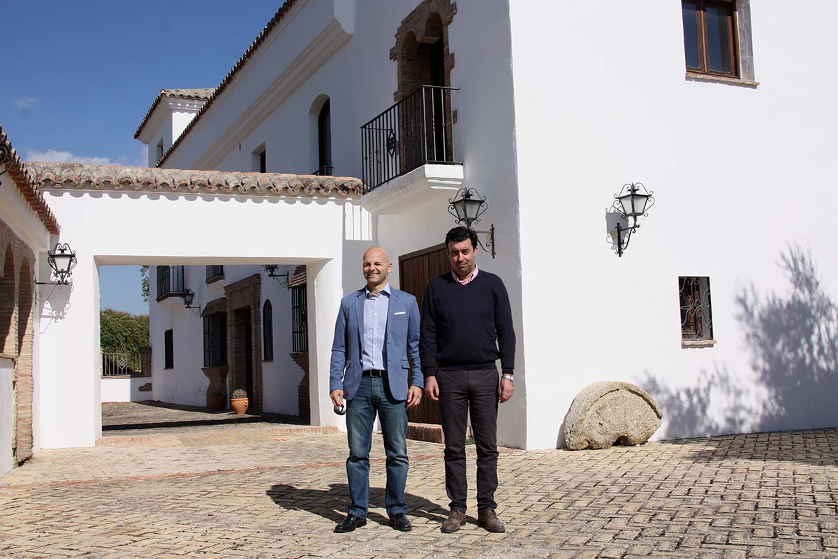 Dos de los promotores junto al Hotel Espejo que abrirá sus puertas en primavera.