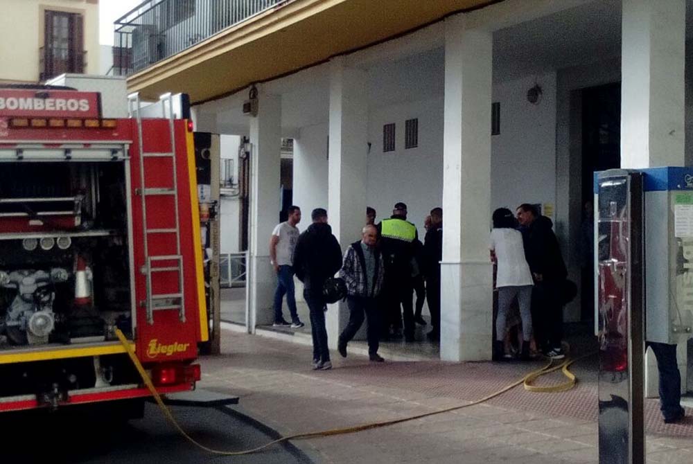 Bomberos, Policía Local y servicios sanitarios han intervenido en el incendio de esta tarde. Foto F. González.