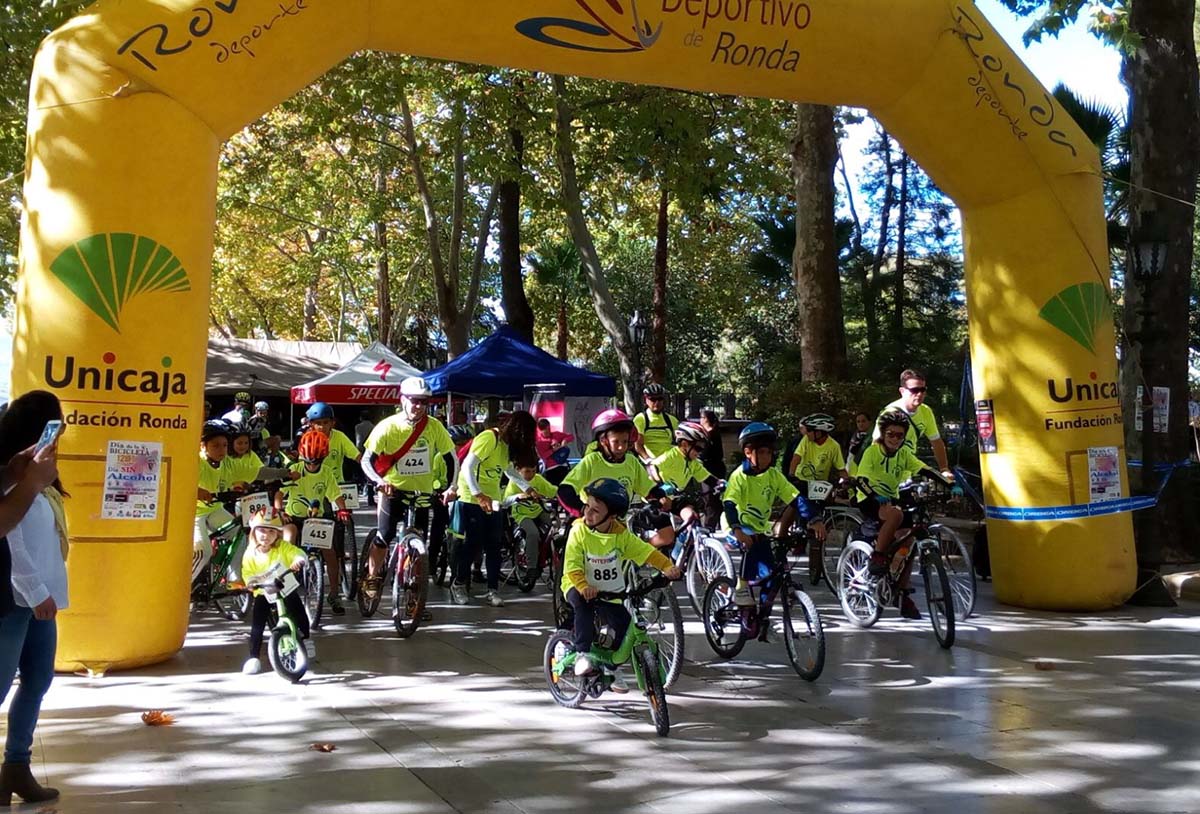 La salida de la marcha en bicicleta fue en la Alameda del Tajo.