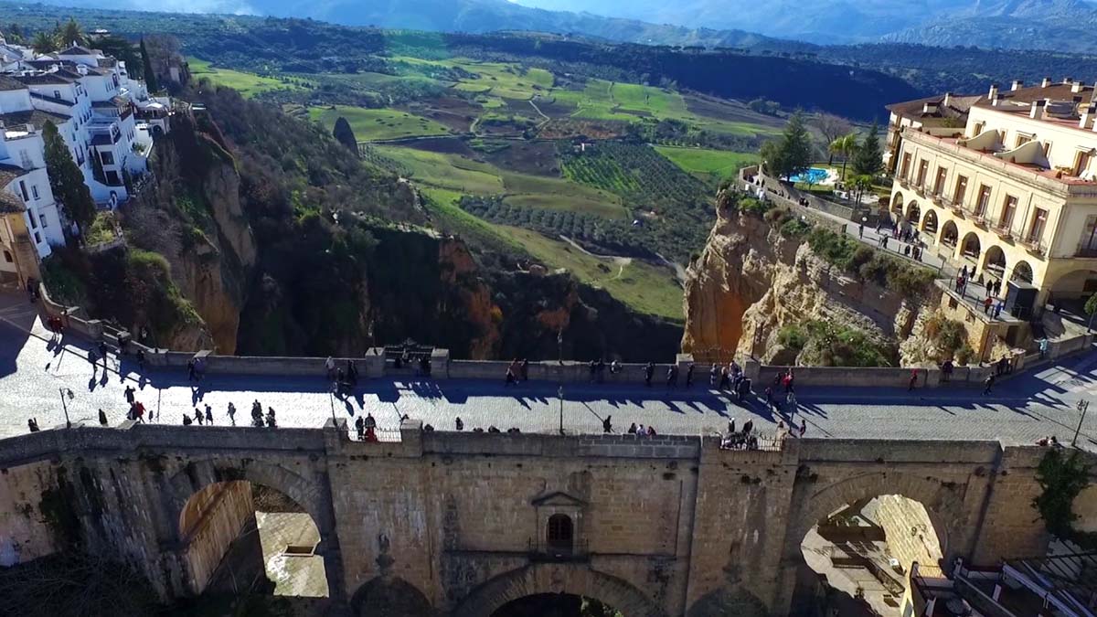 El equipo de Gobierno Tripartito pretende restringir la circulación rodada en el Puente Nuevo.