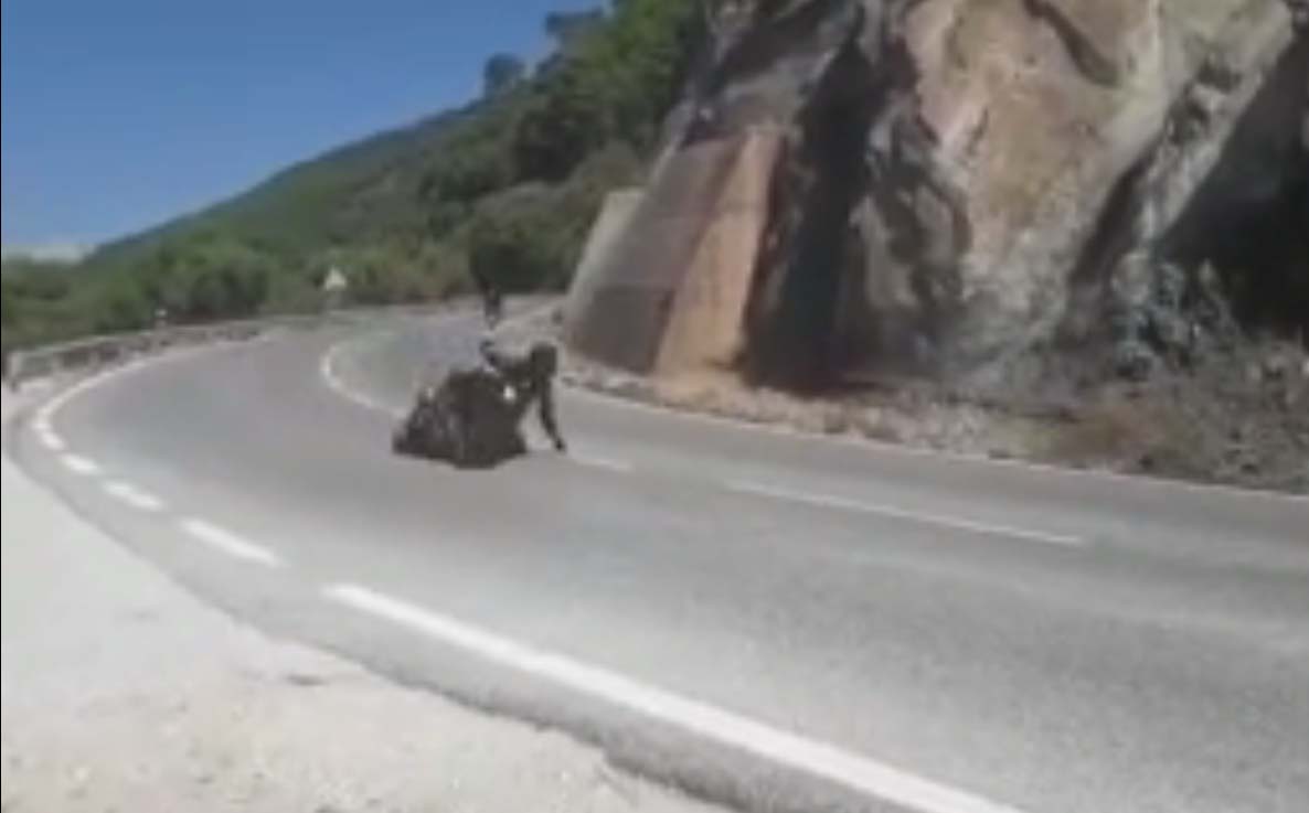 Imagen del motorista tomando una curva a gran velocidad y soltando el manillar.