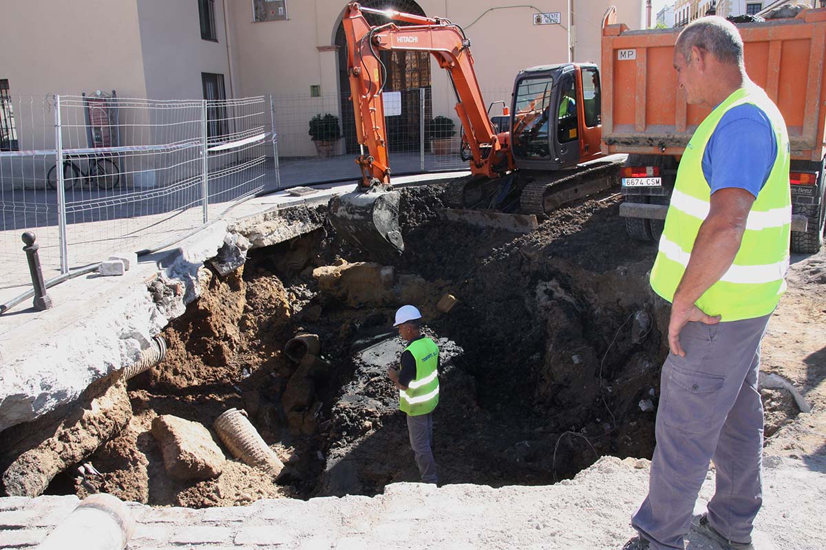 Los operarios han tenido que excavar hasta cinco metros para sacar las viejas tuberías.