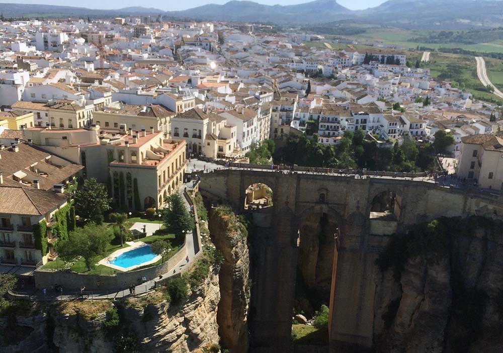 Imagen aérea del Puente Nuevo y de la expansión urbanística de la ciudad.